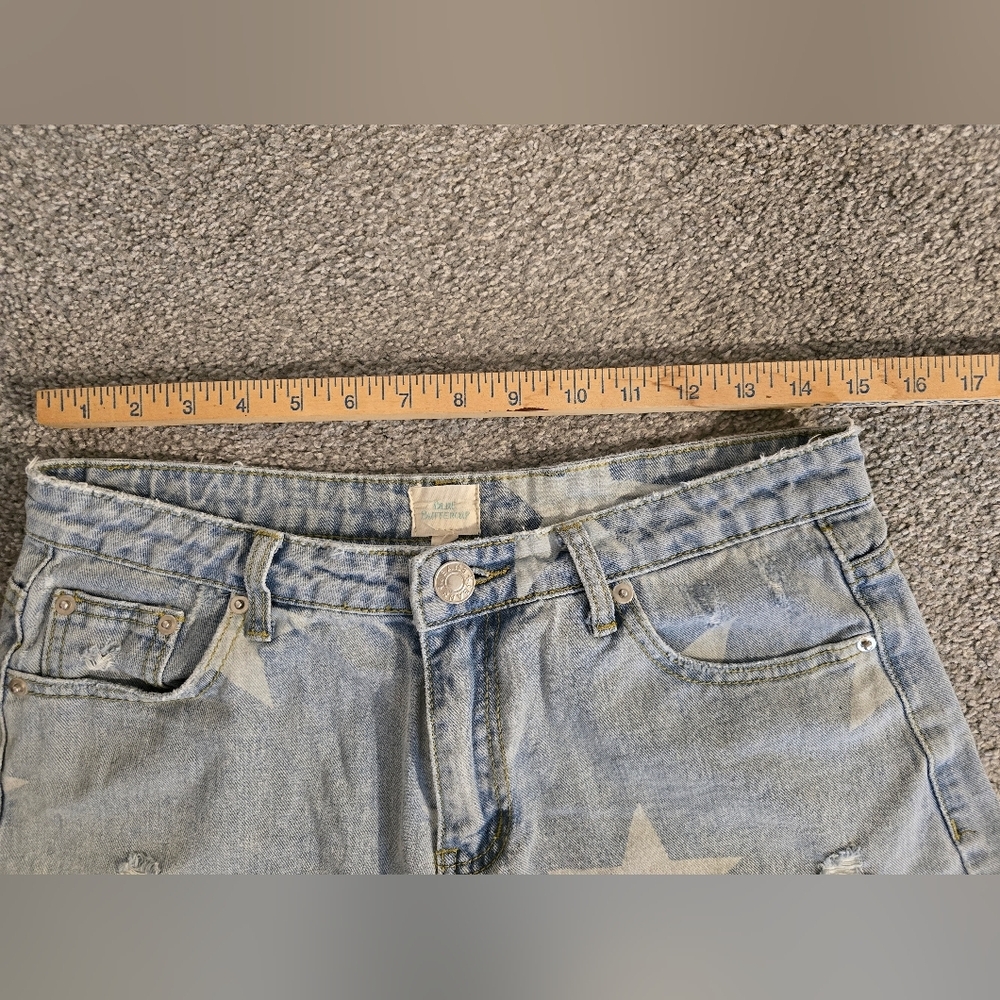 Blue Buttercup Star Print Distressed Light Denim Women's Size Large Shorts - Picture 8 of 8